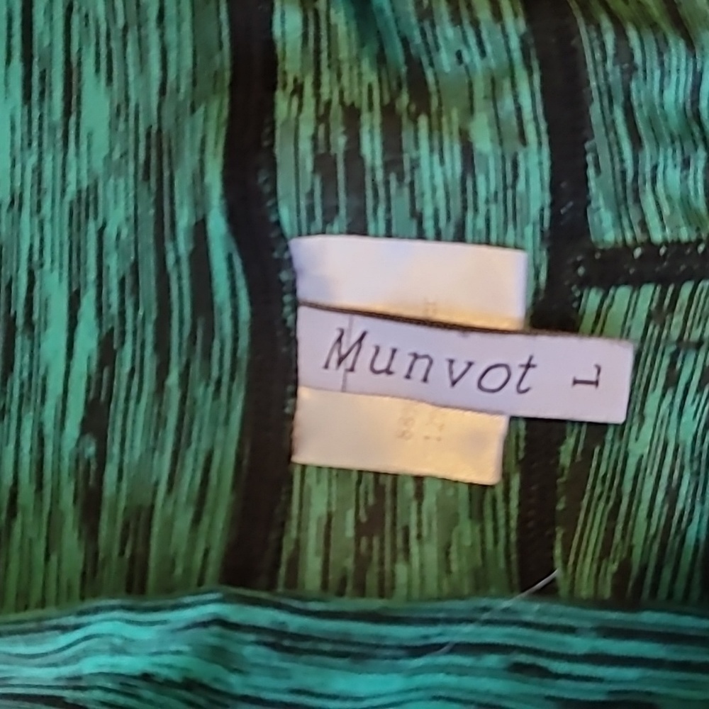 Green biking shorts - Picture 2 of 4